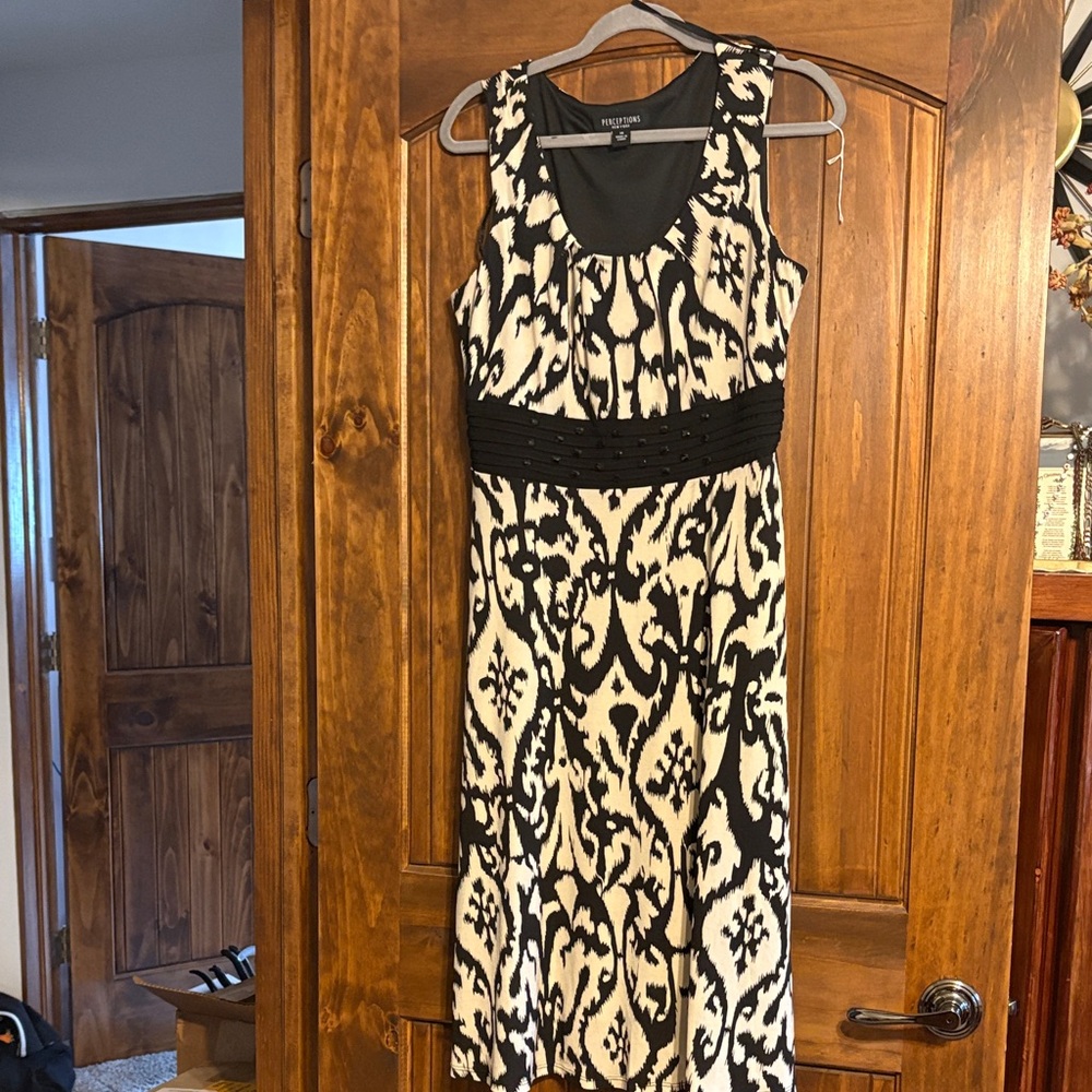 Elegant Black and Cream Midi Dress